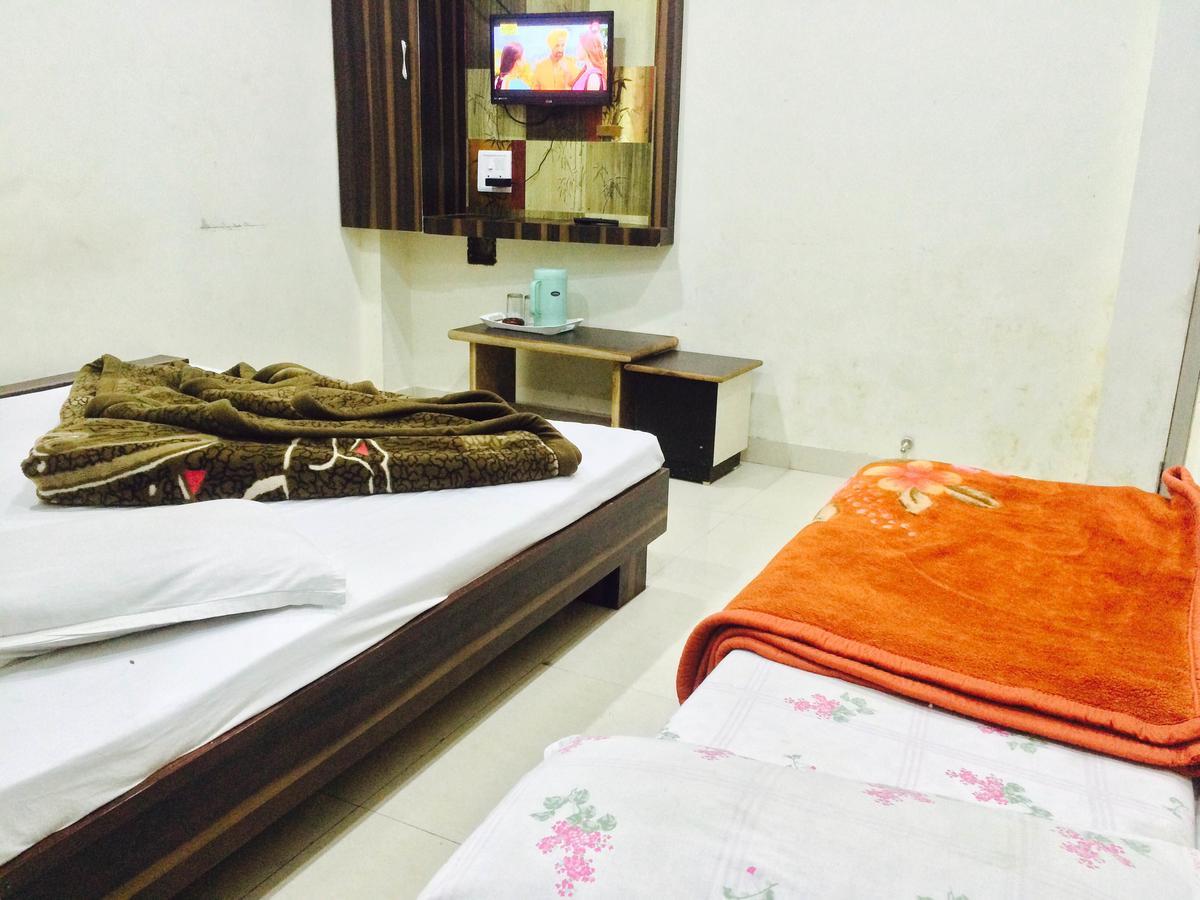 Hotel Vrandavan Palace Near Mahakal Temple Ujjain Buitenkant foto