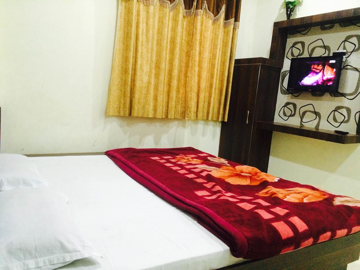 Hotel Vrandavan Palace Near Mahakal Temple Ujjain Buitenkant foto