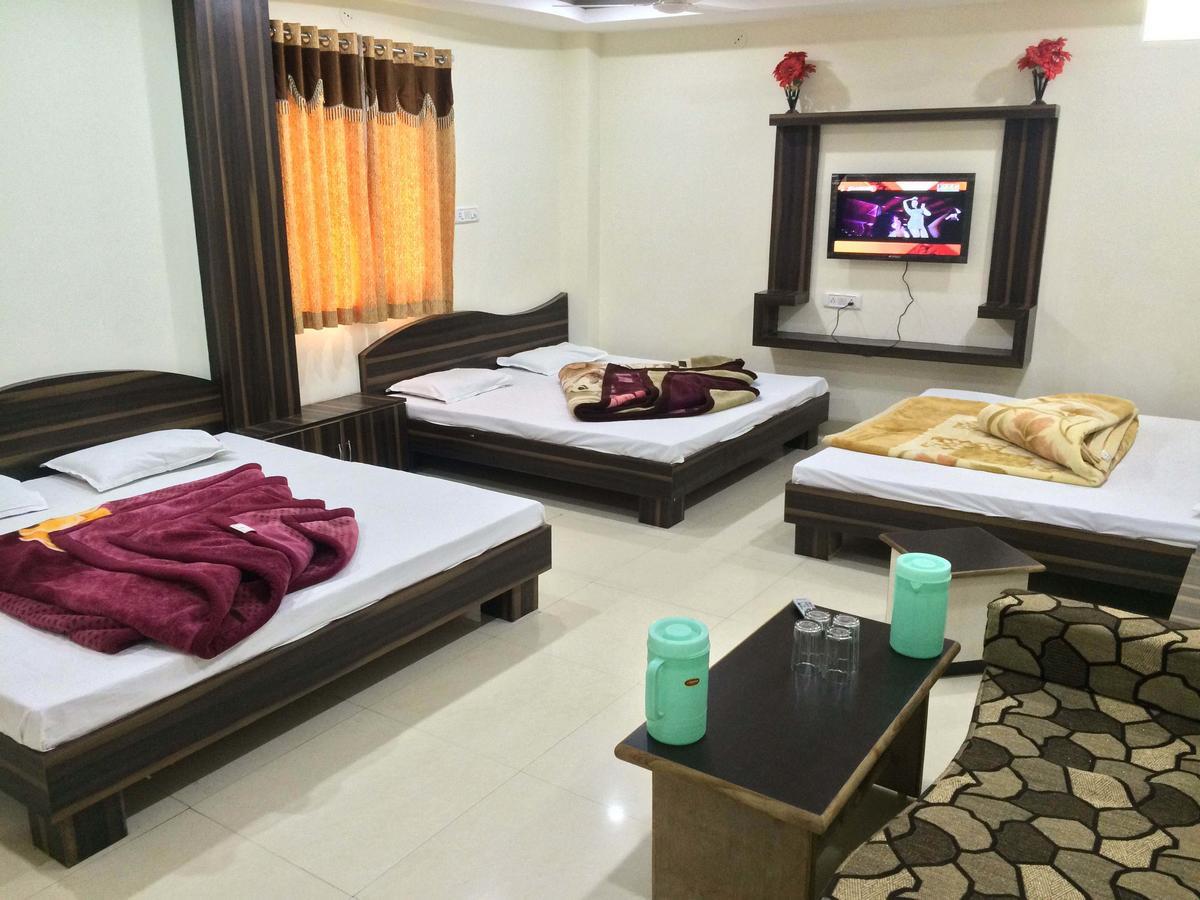 Hotel Vrandavan Palace Near Mahakal Temple Ujjain Buitenkant foto