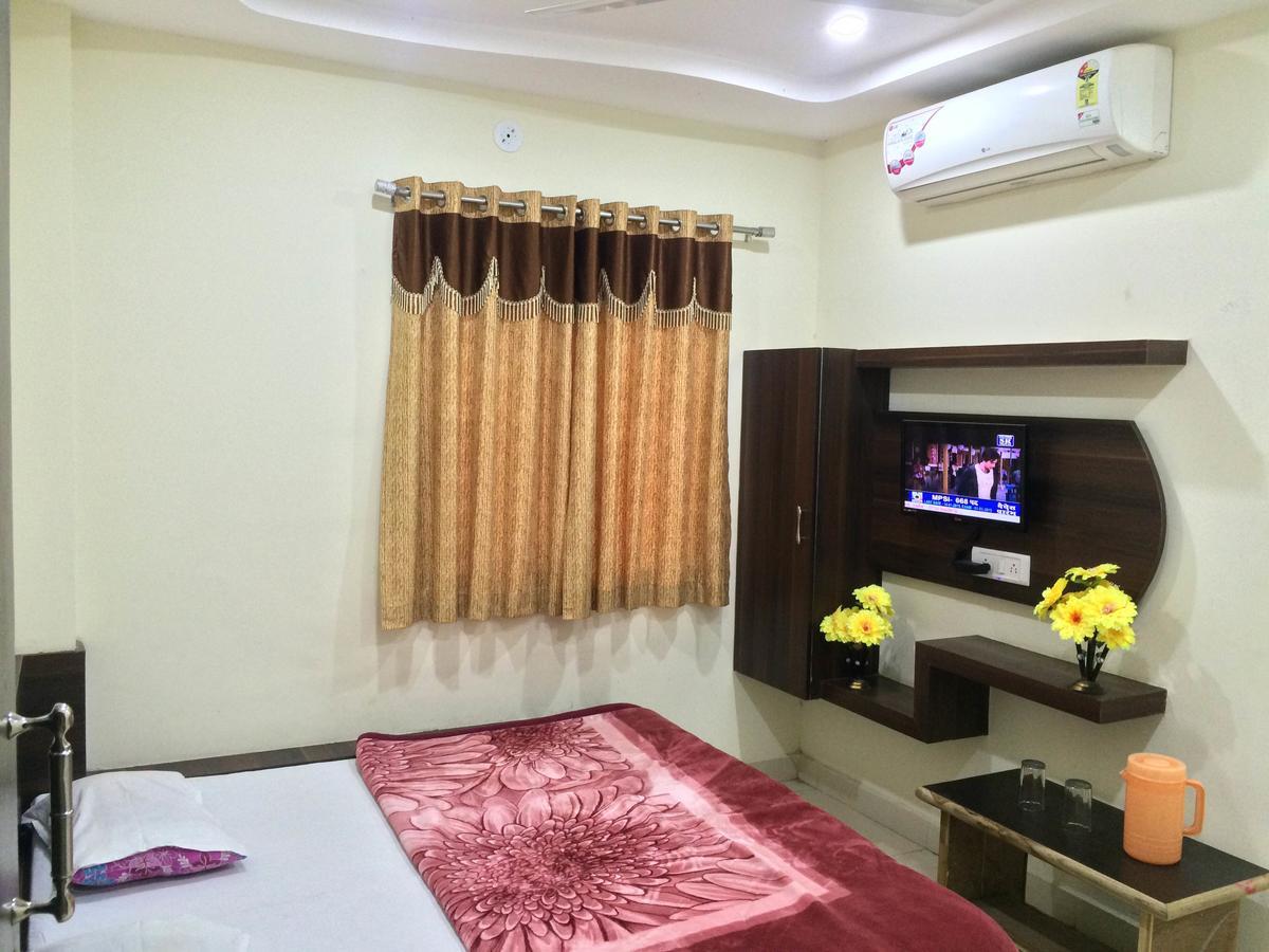 Hotel Vrandavan Palace Near Mahakal Temple Ujjain Buitenkant foto