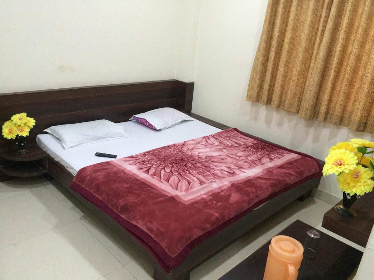 Hotel Vrandavan Palace Near Mahakal Temple Ujjain Buitenkant foto